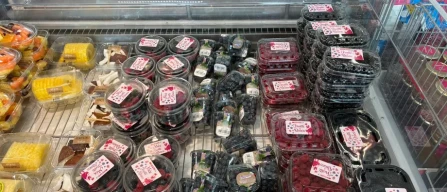 Berries in Modena retail: stocked shelves, generous packs and average prices in local stores-image